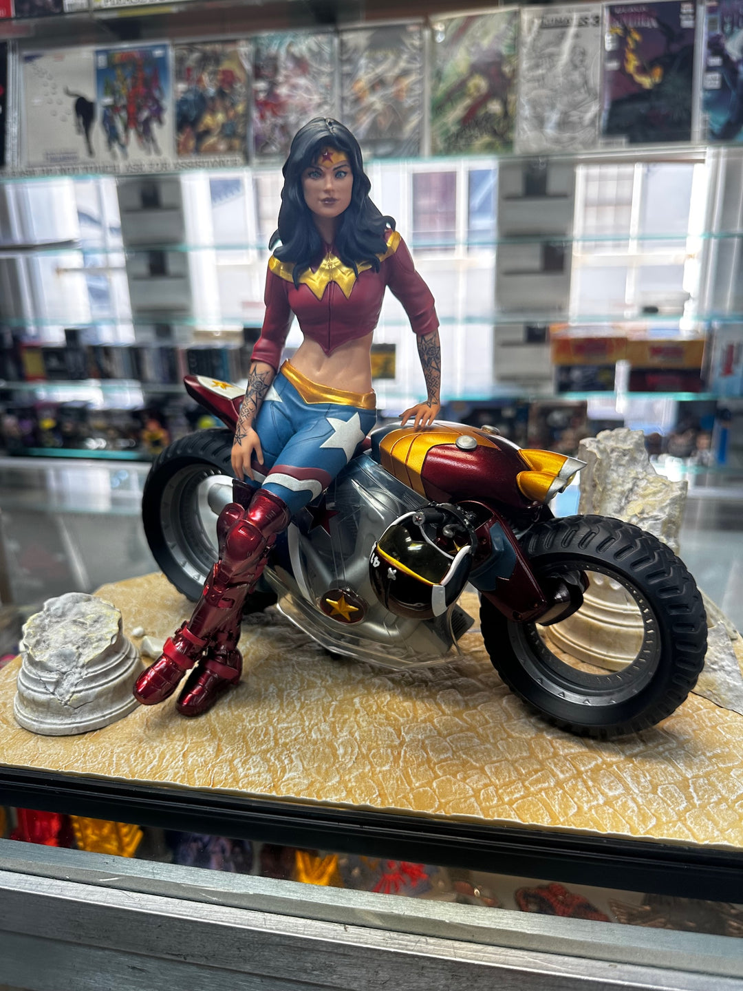 DC Collectibles Gotham City Garage Wonder Woman Statue (SEE PICTURES)